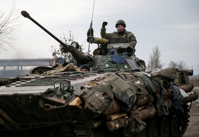Chiến sự Ukraine "nóng" trở lại khi binh sĩ chính phủ được phép nổ súng