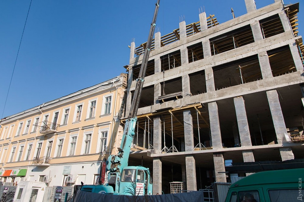 Người Mỹ xây nhà cao tầng tại trung tâm thành phố Odessa, vi phạm quy định của thành phố