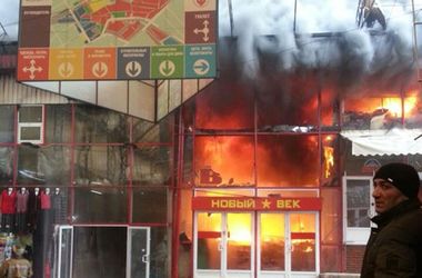 Cháy lớn tại chợ Barabasova Kharcov.