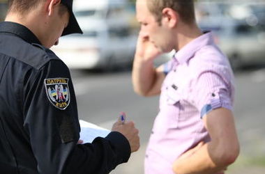 Tại Kiev,hai tên côn đồ tấn công người lái xe taxi và cướp xe