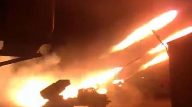 Đạn lửa bao trùm Sirokino, cạnh thành phố Mariupol Donbass