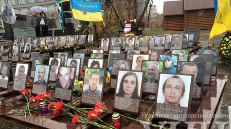 Tại Kiev, trên phố Institutskoi dựng bia tưởng niệm “ Nebesnoi Sotnhe”