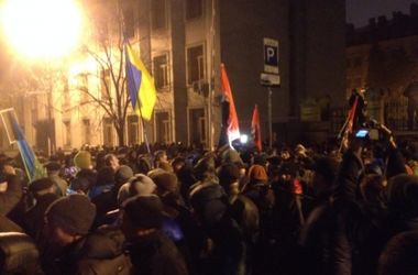 Hàng trăm người biểu tình trước phủ tổng thống Ukraine