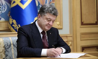 Tổng thống Poroshenko ký phê duyệt ngân sách quân sự Ukraine năm 2016 với chi phí 100 tỷ grivna
