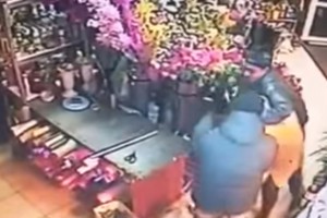 Video cướp trắng trợn một cửa hàng bán hoa tại Kiev giữa ban ngày