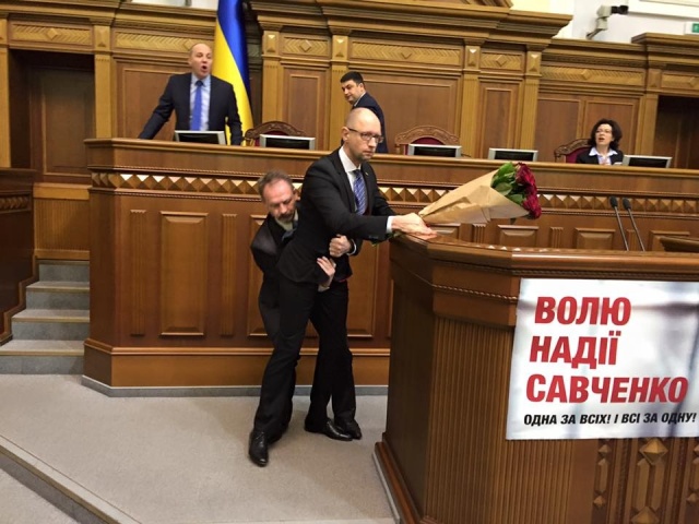 Ẩu đả xảy ra giữa các đại biểu quốc hội đảng Blok Poroshenko và đảng “ Mặt trận nhân dân” của Thủ tướng Yashunhuk, trong khi ông phát biểu.