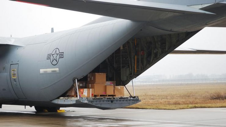 Mỹ gửi tới Ukraine một máy bay cùng hàng quân sự