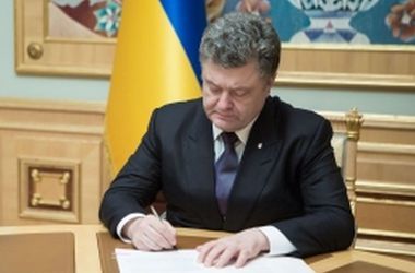 Tổng thống Poroshenko ký điều luật đồng tác giả với nữ phi công bị giam giữ tại Nga Savchenko