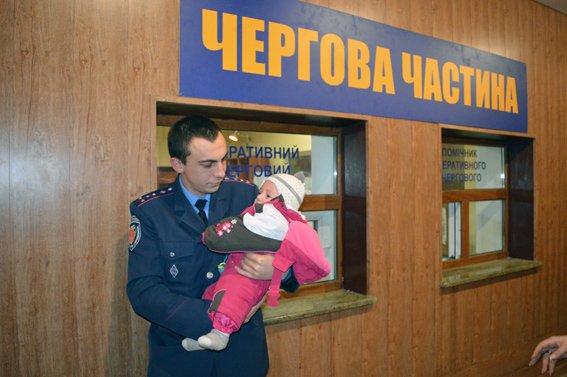 Một đứa trẻ 5 tháng tuổi bị mẹ bỏ lại đồn công an quận Malinovskovo Odessa