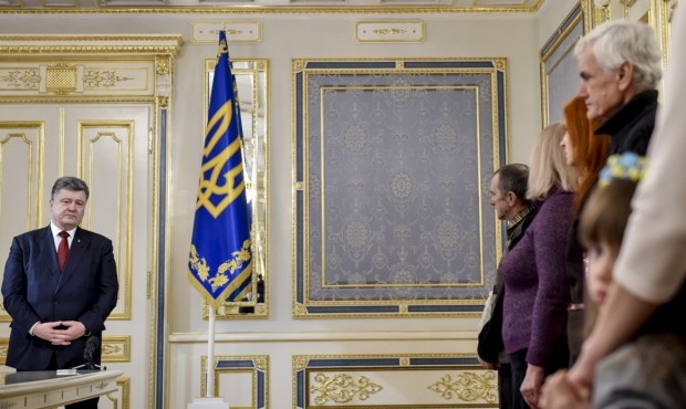 Tổng thống Ukraine Poroshenko truy tặng danh hiệu Liệt sĩ cho 118 binh sĩ ATO