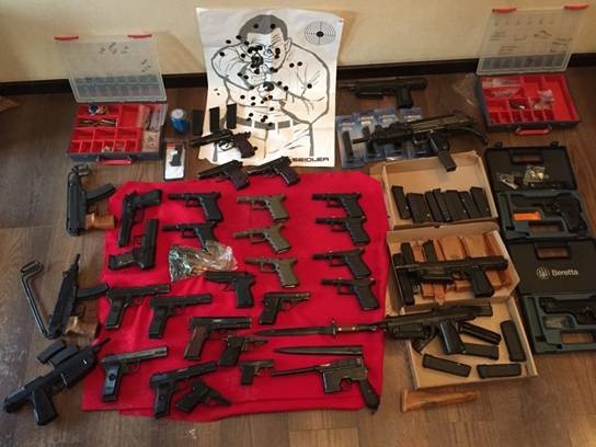 Tại căn hộ của một người dân Kiev, cảnh sát phát hiện và tịch thu 50 khẩu súng