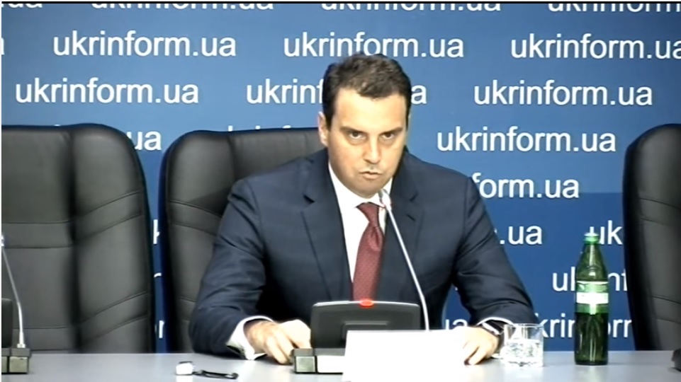 Bộ trưởng Bộ Phát triển kinh tế và Thương mại Ukraine Aivaras Abromavicius công bố quyết định từ chức