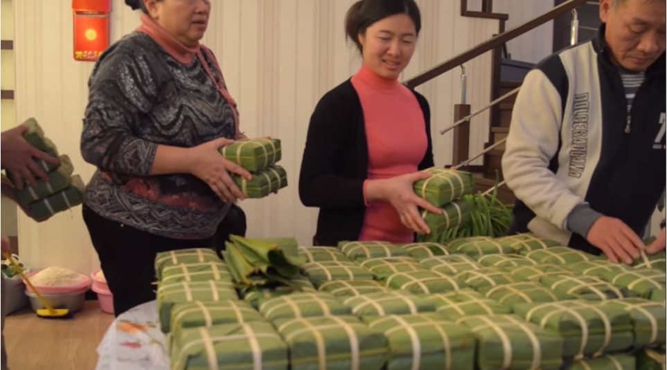 Cộng đồng người Việt tại Odessa gói bánh chưng đón Tết Bính Thân (Video)