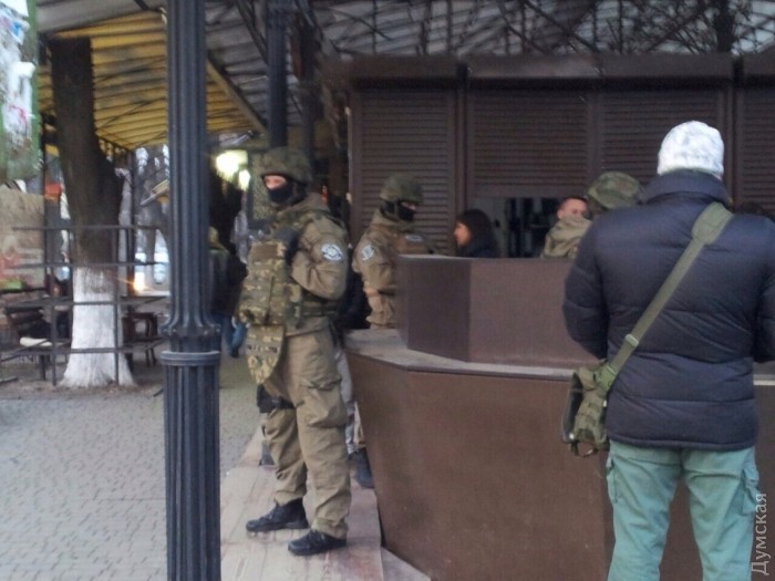 Giám đốc Cơ quan cảnh sát tỉnh Odessa đổi đô la tại chợ Sách, sau đó gửi lính đặc nhiệm tới bắt
