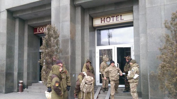 Lực lượng cánh hữu chiếm khách sạn