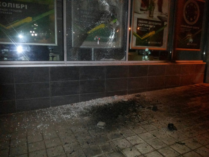 Tại Lvov, ngân hàng tín dụng Nga bị tấn công và bị đốt