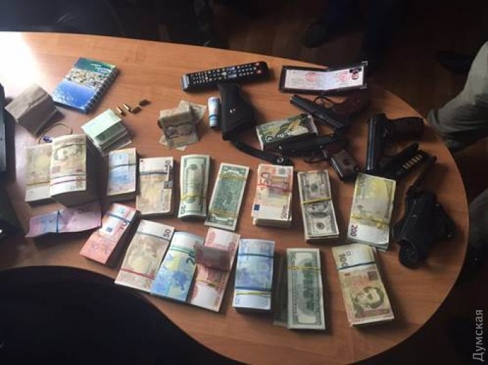 Lực lượng an ninh Ukraine trong chiến dịch chống buôn bán ngoại tệ bất hợp pháp tại Chợ Sách Odessa tịch thu 300 ngàn đô la và vũ khí