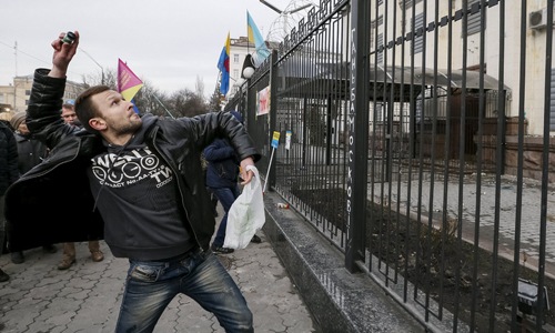 Hàng trăm người Ukraine tấn công sứ quán Nga đòi thả nữ phi công