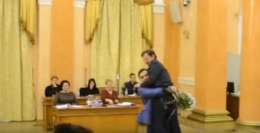 Phó tỉnh trưởng Odessa Sasa Borovik bị bế ra khỏi phòng họp Hội đồng thành phố dưới tràng vỗ tay của các đại biểu
