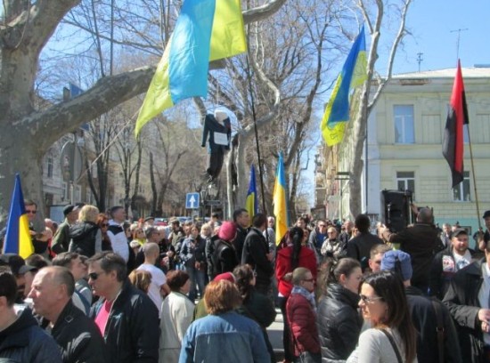 Maidan cạnh Viện kiểm sát Odessa: Phó tỉnh trưởng Borovik cùng nhảy với những người biểu tình