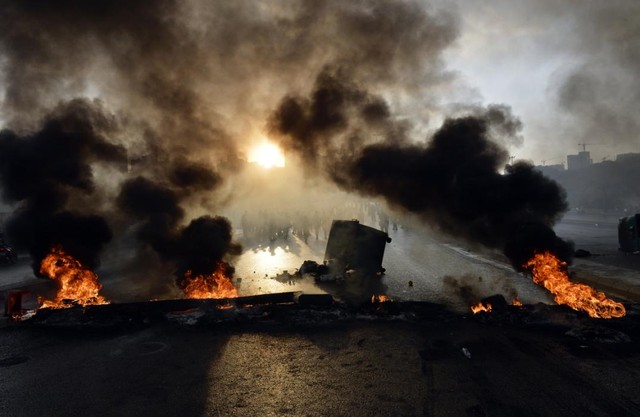 Người dân Kiev đốt lốp xe biểu tình chống tham nhũng trong ngành an ninh
