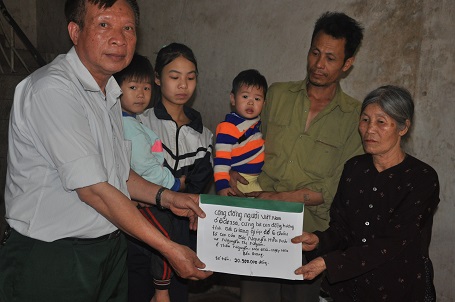 Cộng đồng người Việt tại Ukraine tặng sổ tiết kiệm đến 6 chị em mồ côi