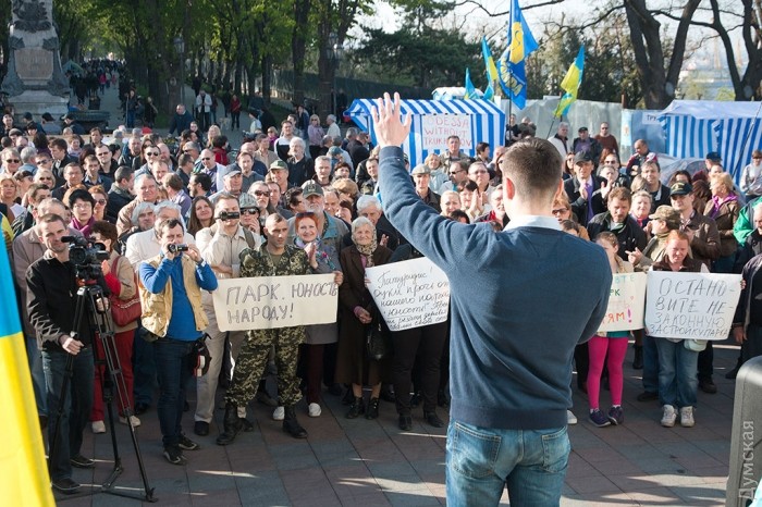 Biểu tình trước nhà Hội đồng thành phố Odessa đòi Thị trưởng Trukhanov từ chức
