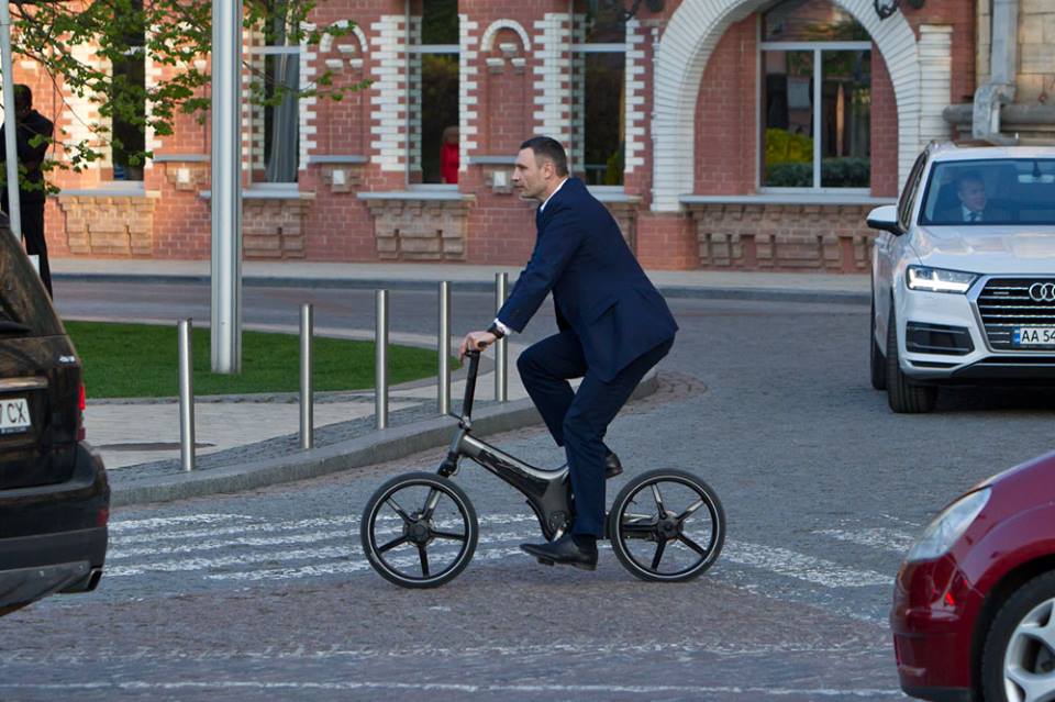Thị trưởng Kiev Vitali Klichko đi làm bằng xe đạp gây xôn xao cộng đồng mạng