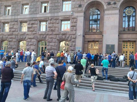 Biểu tình phong toả phố Kresatik và tấn công nhà Hội đồng Kiev, 50 người bị bắt