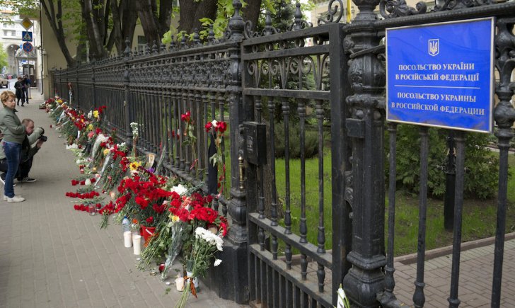 Đại sứ Ukraine tại Moscow bị ném truyền đơn và pháo sáng
