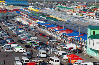 Chợ Cây số -7 Odessa: Số lượng xe đường xa tới mua hàng tăng gấp hai lần