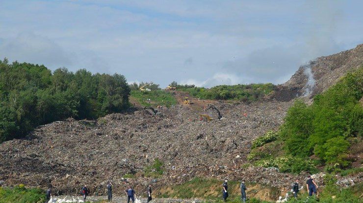 Thảm họa tại tỉnh Lvov: Những nhân viên cứu hộ bị chôn sống dưới núi rác