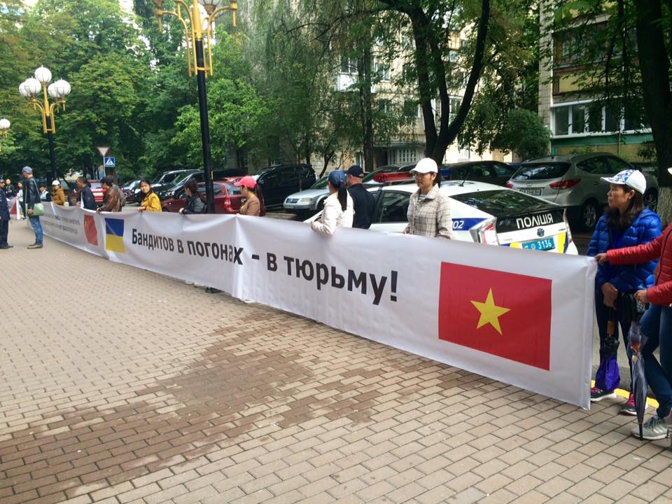Người Việt nam tại Odessa biểu tình phản đối trước Viện kiểm sát tối cao Ukraine
