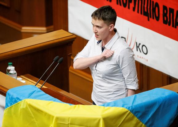 Savchenko khuyên các đại biểu quốc hội Ukraine hãy noi gương những kẻ cướp của những năm 90