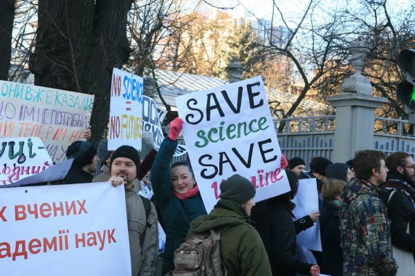 Các nhà bác học Ukraine biểu tình trước toà nhà chính phủ Ukraine
