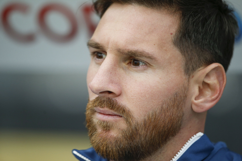 Tevez: 'Liên đoàn bóng đá Argentina khiến Messi giải nghệ'