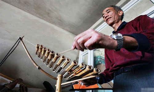 Cụ ông 65 tuổi chế tạo 1.200 nhạc cụ từ rác