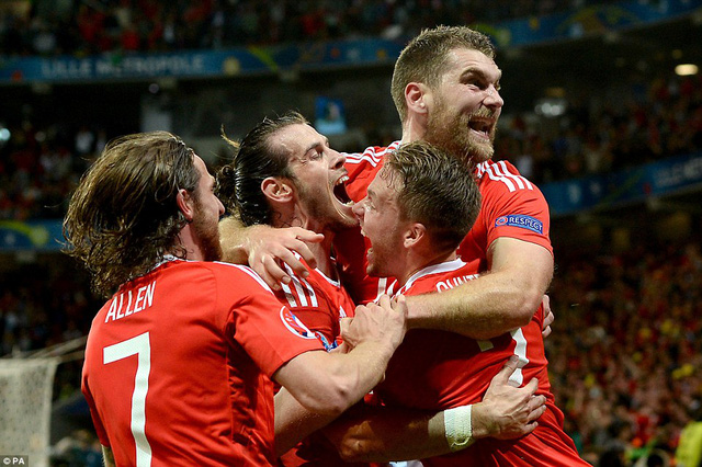 “Cơ hội vào chung kết Euro 2016 chia đều cho Bồ Đào Nha và xứ Wales”