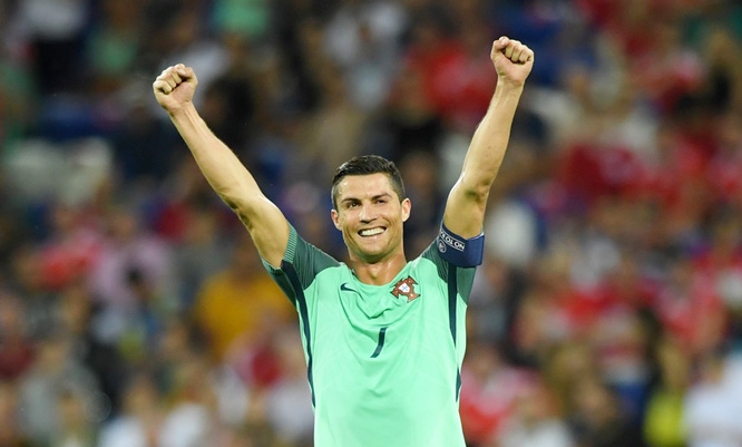 Ronaldo rực sáng, Bồ Đào Nha hùng dũng vào chung kết