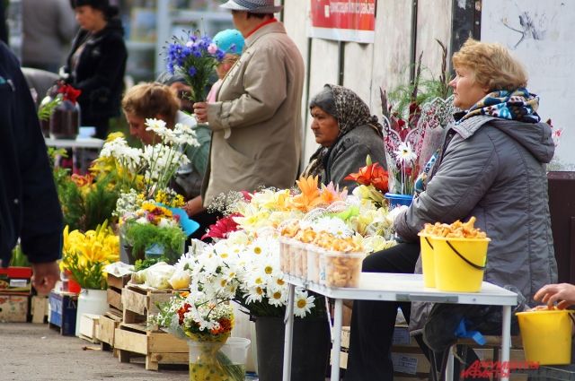Người dân Ukraine sống nhờ các chợ và các khu vườn nhỏ: Thực đơn của họ thay đổi thế nào