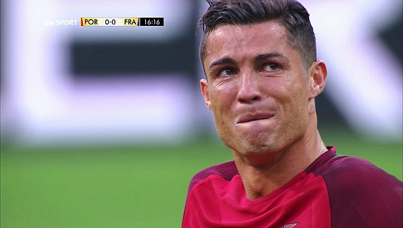 Ronaldo khóc nghẹn rời sân vì chấn thương