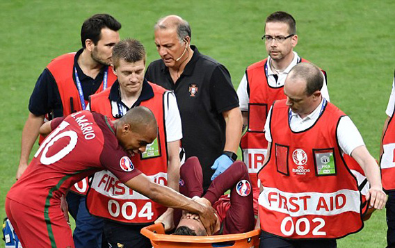 Ronaldo khóc nghẹn rời sân vì chấn thương