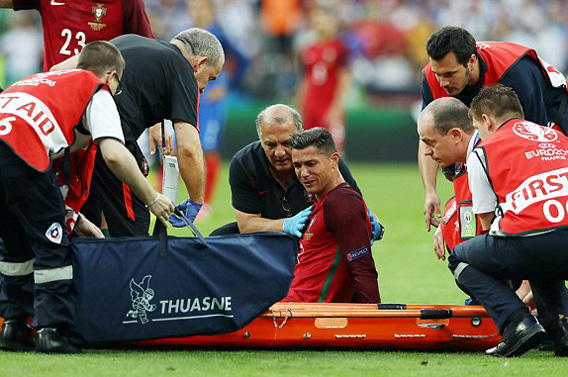 Ronaldo khóc nghẹn rời sân vì chấn thương