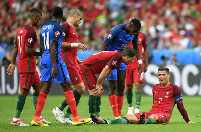 Ronaldo khóc nghẹn rời sân vì chấn thương