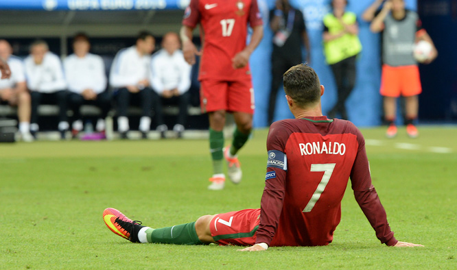 Ronaldo khóc nghẹn rời sân vì chấn thương