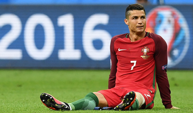 Ronaldo khóc nghẹn rời sân vì chấn thương