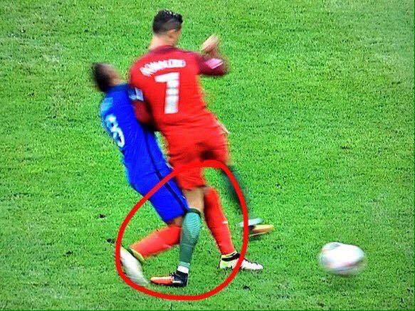 Ronaldo khóc nghẹn rời sân vì chấn thương