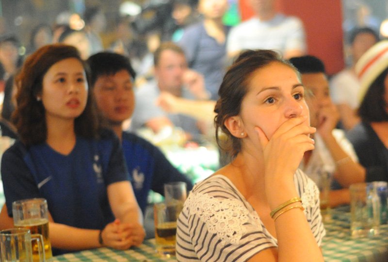 Hụt cúp EURO, CĐV Pháp ôm nhau khóc như mưa tại Hà Nội