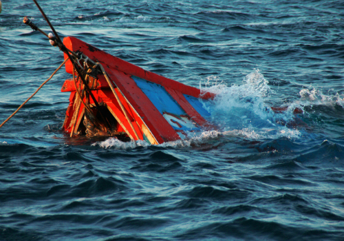 Nhóm người Trung Quốc cầm dùi cui đe doạ ngư dân trước khi tông chìm tàu cá