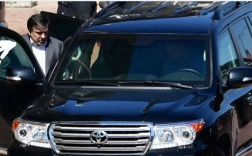 Tại thủ đô Kiev chiếc xe Toyota Land Cruiser 200 của Tỉnh trưởng Odessa Saakasvili bị đánh cắp đã tìm thấy